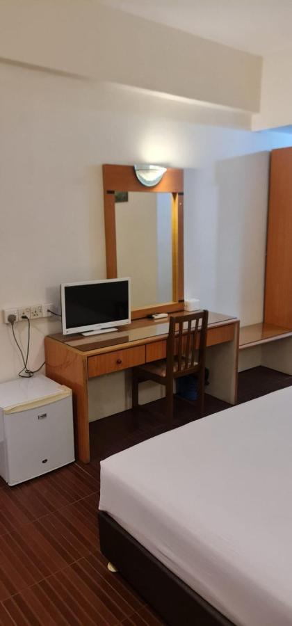 Paradise Hotel Tanjung Pinang Exterior photo